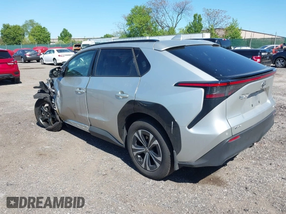 2024 Toyota bZ4X XLE z VIN JTMABACA3RA087070, wystawiony jako IAAI lot #42135035 z przebiegiem 17 498 mil mil oraz . Historia ofert i sprzedaży dostępna na DreamBid. Obrazek 3.
