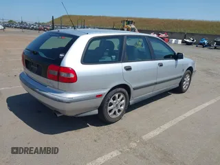 2000 Volvo V40 z VIN YV1VW2551YF537693, wystawiony jako IAAI lot #42148590 z przebiegiem 162 726 mil mil oraz . Historia ofert i sprzedaży dostępna na DreamBid. Obrazek 4.