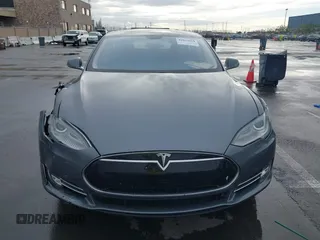 2013 Tesla Model S с VIN 5YJSA1CG5DFP06411, выставлен на аукционе IAAI как лот 41079914 с пробегом 266 968 миль миль и . История ставок и продаж доступна на DreamBid. Изображение 12.
