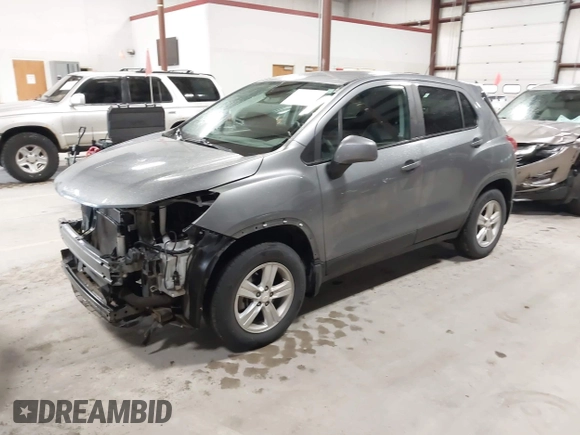 2020 Chevrolet Trax LS z VIN 3GNCJNSB8LL183510, wystawiony jako IAAI lot #42198485 z przebiegiem 115 502 mil mil oraz . Historia ofert i sprzedaży dostępna na DreamBid. Obrazek 2.