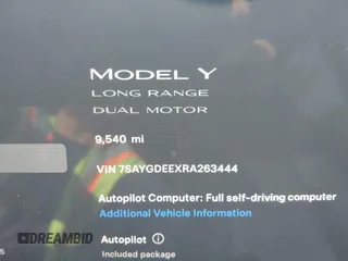 2024 Tesla Model Y Long Range z VIN 7SAYGDEEXRA263444, wystawiony jako IAAI lot #40199252 z przebiegiem 9 540 mil mil oraz . Historia ofert i sprzedaży dostępna na DreamBid. Obrazek 7.