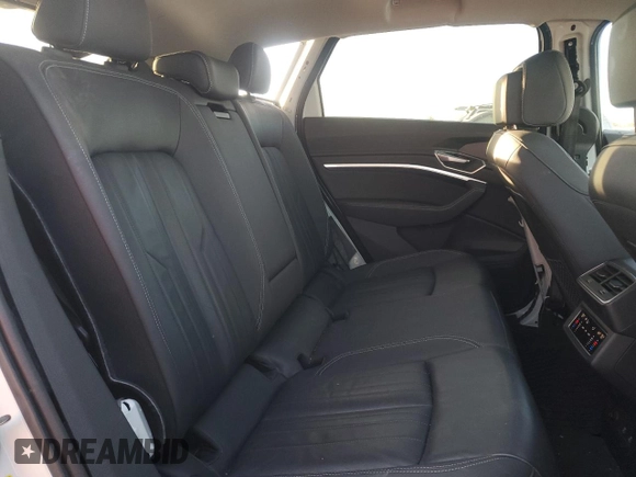2022 Audi e-tron Premium z VIN WA1AAAGE7NB043670, wystawiony jako Copart lot #42147305 z przebiegiem 24 177 mil mil oraz Szkoda całkowita • Salvage title. Historia ofert i sprzedaży dostępna na DreamBid. Obrazek 11.