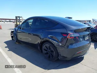 2024 Tesla Model Y Long Range z VIN 7SAYGDEE0RF128802, wystawiony jako IAAI lot #42128685 z przebiegiem 15 713 mil mil oraz . Historia ofert i sprzedaży dostępna na DreamBid. Obrazek 3.