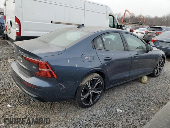 2024 Volvo S60 Plus Dark Theme z VIN 7JRL12FL9RG308054, wystawiony jako Copart lot #87840475 z przebiegiem 11 680 mil mil oraz Szkoda całkowita • Salvage title. Historia ofert i sprzedaży dostępna na DreamBid. Obrazek 3.