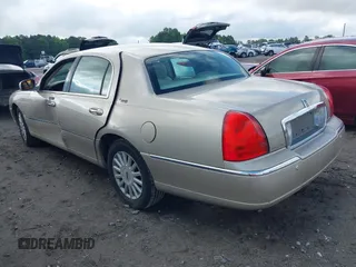 2005 Lincoln Town Car Signature Limited z VIN 1LNHM82W85Y609428, wystawiony jako IAAI lot #42450117 z przebiegiem 95 319 mil mil oraz . Historia ofert i sprzedaży dostępna na DreamBid. Obrazek 3.