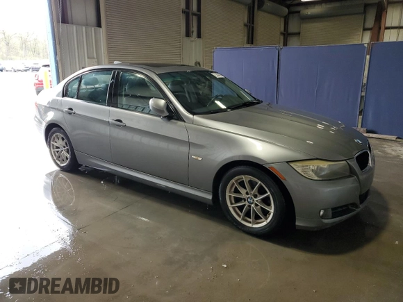 2010 BMW 3 Series 328i z VIN WBAPH5G51ANM69962, wystawiony jako Copart lot #54676555 z przebiegiem 173 498 mil mil oraz Czysty tytuł • Clean title. Historia ofert i sprzedaży dostępna na DreamBid. Obrazek 4.