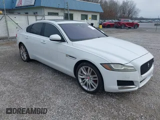2016 Jaguar XF 35t Prestige with VIN SAJBE4BVXGCY10577, listed as a IAAI auction lot 41515540 with 60,862 mi miles. Bid and sale history available at carsss.com. Image 1.