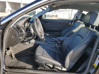 2013 BMW 1 Series 128i z VIN WBAUP9C5XDVS95834, wystawiony jako Copart lot #83249614 z przebiegiem Nie podano mil oraz Szkoda całkowita • Salvage title. Historia ofert i sprzedaży dostępna na DreamBid. Obrazek 7.
