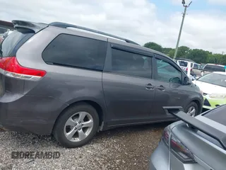 2014 Toyota Sienna LE AAS z VIN 5TDKK3DC8ES516801, wystawiony jako IAAI lot #42378994 z przebiegiem 222 929 mil mil oraz . Historia ofert i sprzedaży dostępna na DreamBid. Obrazek 13.