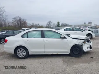 2014 Volkswagen Jetta SE z VIN 3VWD17AJ8EM211169, wystawiony jako IAAI lot #41978416 z przebiegiem 141 545 mil mil oraz . Historia ofert i sprzedaży dostępna na DreamBid. Obrazek 14.
