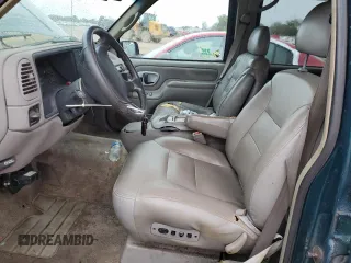 1996 GMC Suburban z VIN 1GKEC16R2TJ714191, wystawiony jako Copart lot #74660264 z przebiegiem 186 801 mil mil oraz Szkody całkowita. Historia ofert i sprzedaży dostępna na DreamBid. Obrazek 7.