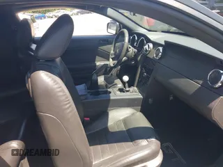 2005 Ford Mustang GT Deluxe z VIN 1ZVFT82H255119937, wystawiony jako IAAI lot #42342433 z przebiegiem 149 435 mil mil oraz . Historia ofert i sprzedaży dostępna na DreamBid. Obrazek 5.