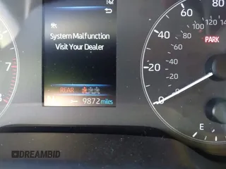 2025 Toyota Corolla LE z VIN 5YFB4MDEXSP261655, wystawiony jako IAAI lot #41429161 z przebiegiem 9 872 mil mil oraz . Historia ofert i sprzedaży dostępna na DreamBid. Obrazek 16.