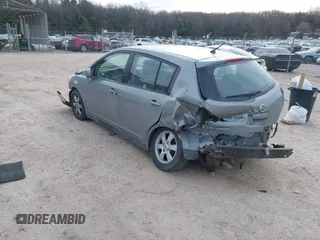 2007 Nissan Versa SL z VIN 3N1BC13E57L379798, wystawiony jako IAAI lot #41458835 z przebiegiem 136 459 mil mil oraz . Historia ofert i sprzedaży dostępna na DreamBid. Obrazek 3.
