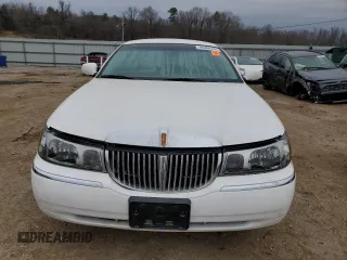 1999 Lincoln Town Car Executive z VIN 1LNHM81W7XY699742, wystawiony jako Copart lot #44360135 z przebiegiem 96 325 mil mil oraz Szkody całkowita. Historia ofert i sprzedaży dostępna na DreamBid. Obrazek 5.