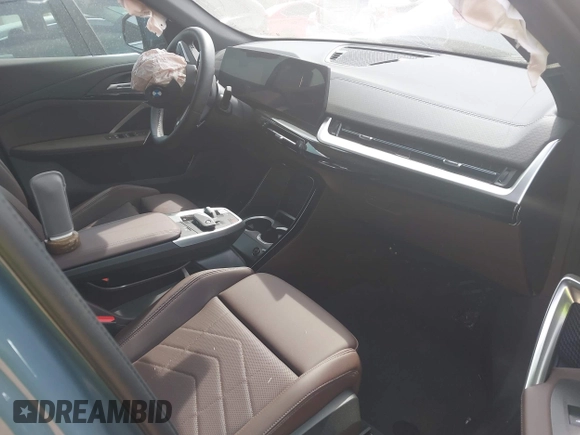 2025 BMW X2 xDrive28i z VIN WBX63GM01S5075478, wystawiony jako IAAI lot #41919737 z przebiegiem 219 mil mil oraz . Historia ofert i sprzedaży dostępna na DreamBid. Obrazek 5.