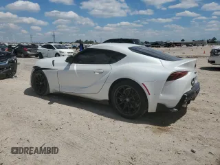 2025 Toyota Supra 3.0 z VIN WZ1DB0G09SW069188, wystawiony jako Copart lot #56728865 z przebiegiem 2129 mil mil oraz Szkody całkowita. Historia ofert i sprzedaży dostępna na DreamBid. Obrazek 2.