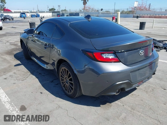 2023 Toyota 86 z VIN JF1ZNBC11P8766474, wystawiony jako IAAI lot #42215516 z przebiegiem 5 708 mil mil oraz . Historia ofert i sprzedaży dostępna na DreamBid. Obrazek 3.