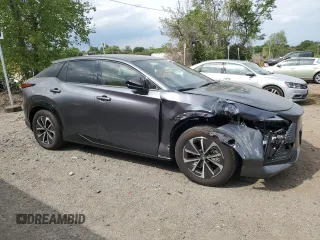 2024 Lexus RZ 450e Premium z VIN JTJAAAAB1RA024965, wystawiony jako Copart lot #54575025 z przebiegiem 4536 mil mil oraz Szkody całkowita. Historia ofert i sprzedaży dostępna na DreamBid. Obrazek 4.