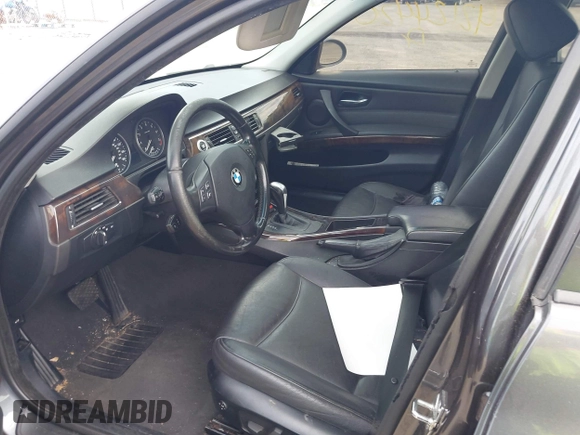 2007 BMW 3 Series 328xi z VIN WBAVC93527KX53775, wystawiony jako IAAI lot #42124420 z przebiegiem Nie podano mil oraz . Historia ofert i sprzedaży dostępna na DreamBid. Obrazek 5.