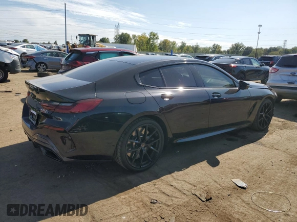 2022 BMW 8 Series M850i z VIN WBAGV8C03NCH58172, wystawiony jako Copart lot #71592504 z przebiegiem 25 854 mil mil oraz Czysty tytuł • Clean title. Historia ofert i sprzedaży dostępna na DreamBid. Obrazek 3.