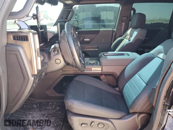 2024 GMC Hummer EV 3X z VIN 1GKB0RDC4RU103837, wystawiony jako Copart lot #76064674 z przebiegiem Nie podano mil oraz Nie do naprawy. Historia ofert i sprzedaży dostępna na DreamBid. Obrazek 7.