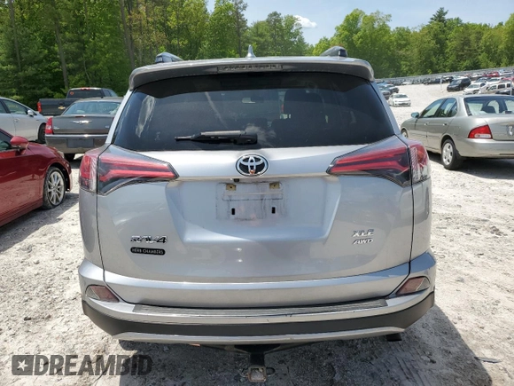 2018 Toyota RAV4 XLE z VIN JTMRFREV6JJ261322, wystawiony jako Copart lot #58483185 z przebiegiem 71 163 mil mil oraz Szkoda całkowita • Salvage title. Historia ofert i sprzedaży dostępna na DreamBid. Obrazek 6.