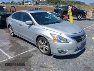 2013 Nissan Altima SV z VIN 1N4BL3AP3DN425384, wystawiony jako IAAI lot #42471028 z przebiegiem 154 095 mil mil oraz . Historia ofert i sprzedaży dostępna na DreamBid. Obrazek 1.
