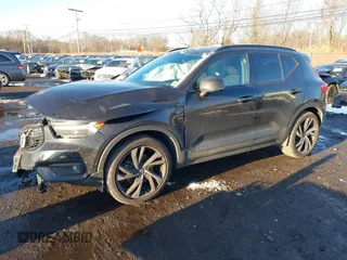 2021 Volvo XC40 R-Design with VIN YV4162UM3M2435422, listed as a IAAI auction lot 41546072 with 59,127 mi miles and . Bid and sale history available at carsss.com. Image 2.