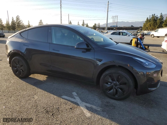 2024 Tesla Model Y with VIN 7SAYGDED2RF200414, listed as a Copart auction lot 88920875 with 2,420 mi miles and Salvage Title. Bid and sale history available at carsss.com. Image 4.