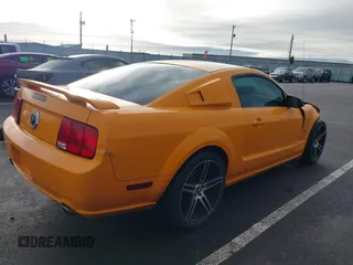 2007 Ford Mustang GT Deluxe z VIN 1ZVFT82H175334728, wystawiony jako IAAI lot #41609794 z przebiegiem 181 002 mil mil oraz . Historia ofert i sprzedaży dostępna na DreamBid. Obrazek 4.