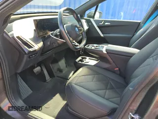 2024 BMW iX xDrive50 z VIN WB523CF01RCS00126, wystawiony jako Copart lot #56997195 z przebiegiem 23 038 mil mil oraz Tytuł czysty. Historia ofert i sprzedaży dostępna na DreamBid. Obrazek 7.