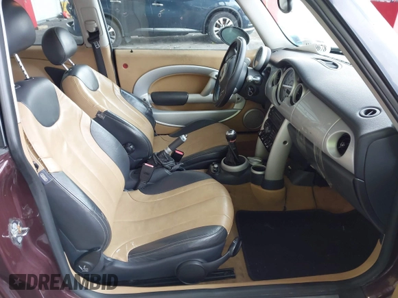 2003 MINI Hardtop с VIN WMWRC33473TC39868, выставлен на аукционе IAAI как лот 41279678 с пробегом 162 005 миль миль и . История ставок и продаж доступна на DreamBid. Изображение 5.