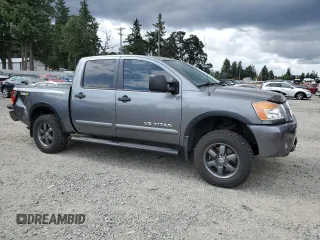 2015 Nissan Titan SV z VIN 1N6AA0EC5FN513631, wystawiony jako Copart lot #61260425 z przebiegiem 160 408 mil mil oraz Szkoda całkowita • Salvage title. Historia ofert i sprzedaży dostępna na DreamBid. Obrazek 4.