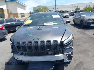 2018 Jeep Cherokee Latitude Tech Connect z VIN 1C4PJLCB8JD568422, wystawiony jako IAAI lot #42076237 z przebiegiem 88 382 mil mil oraz . Historia ofert i sprzedaży dostępna na DreamBid. Obrazek 12.