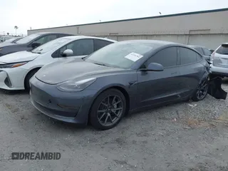 2023 Tesla Model 3 z VIN 5YJ3E1EAXPF403095, wystawiony jako IAAI lot #42151764 z przebiegiem 17 872 mil mil oraz . Historia ofert i sprzedaży dostępna na DreamBid. Obrazek 2.