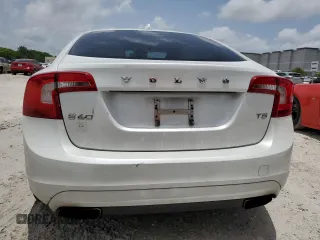 2015 Volvo S60 T5 Drive-E Premier z VIN YV126MFB8F2300710, wystawiony jako Copart lot #60067525 z przebiegiem 87 832 mil mil oraz Czysty tytuł • Clean title. Historia ofert i sprzedaży dostępna na DreamBid. Obrazek 6.