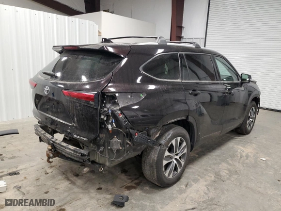 2022 Toyota Highlander XLE with VIN 5TDGZRBHXNS201422, listed as a Copart auction lot 88064145 with 66,166 mi miles and Salvage Title. Bid and sale history available at carsss.com. Image 3.