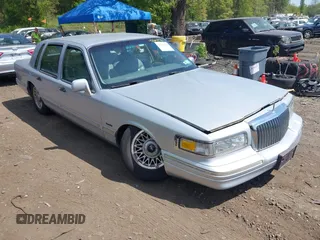 1997 Lincoln Town Car Executive z VIN 1LNLM81WXVY732580, wystawiony jako IAAI lot #42241176 z przebiegiem 104 981 mil mil oraz . Historia ofert i sprzedaży dostępna na DreamBid. Obrazek 1.