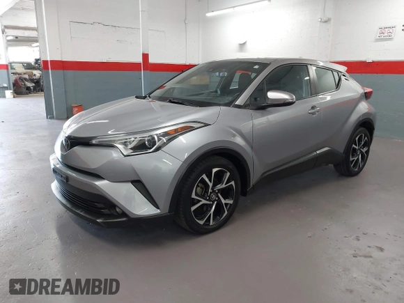 2018 Toyota C-HR XLE z VIN NMTKHMBX0JR015680, wystawiony jako IAAI lot #41987642 z przebiegiem 80 367 mil mil oraz . Historia ofert i sprzedaży dostępna na DreamBid. Obrazek 2.