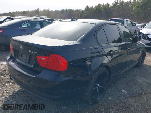 2011 BMW 3 Series 328i xDrive z VIN WBAPK5G50BNN80666, wystawiony jako IAAI lot #41876305 z przebiegiem 155 104 mil mil oraz . Historia ofert i sprzedaży dostępna na DreamBid. Obrazek 4.