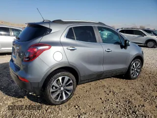2020 Buick Encore Essence z VIN KL4CJGSB0LB045718, wystawiony jako Copart lot #43017415 z przebiegiem 21 880 mil mil oraz Szkody całkowita. Historia ofert i sprzedaży dostępna na DreamBid. Obrazek 3.