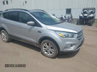 2017 Ford Escape SE z VIN 1FMCU9GDXHUC16596, wystawiony jako IAAI lot #42268731 z przebiegiem 111 571 mil mil oraz . Historia ofert i sprzedaży dostępna na DreamBid. Obrazek 1.