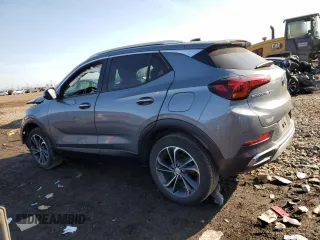 2020 Buick Encore GX Essence с VIN KL4MMFSL8LB120101, выставлен на аукционе Copart как лот 48855995 с пробегом 56 913 миль миль и Списание • Salvage title. История ставок и продаж доступна на DreamBid. Изображение 2.