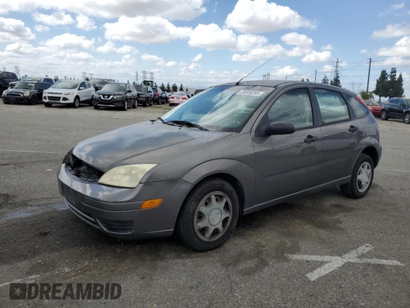 2006 Ford Focus S z VIN 1FAFP37N76W182882, wystawiony jako Copart lot #56939295 z przebiegiem 136 831 mil mil oraz Szkoda całkowita • Salvage title. Historia ofert i sprzedaży dostępna na DreamBid. Obrazek 1.