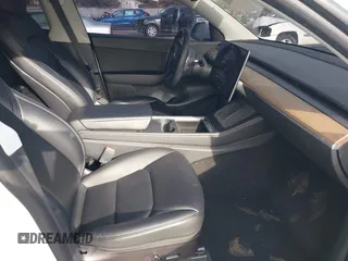2022 Tesla Model Y Long Range z VIN 7SAYGDEE0NF435252, wystawiony jako IAAI lot #41449612 z przebiegiem 48 671 mil mil oraz . Historia ofert i sprzedaży dostępna na DreamBid. Obrazek 5.