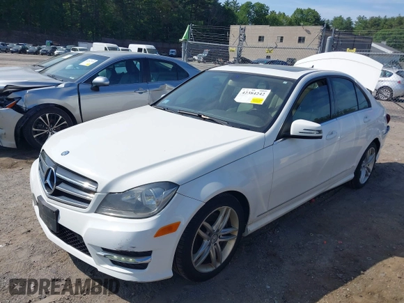 2014 Mercedes-Benz C 300 Sport z VIN WDDGF8AB0EA949700, wystawiony jako IAAI lot #42384242 z przebiegiem 136 445 mil mil oraz . Historia ofert i sprzedaży dostępna na DreamBid. Obrazek 18.
