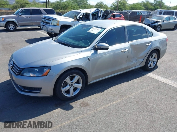 2014 Volkswagen Passat Wolfsburg Edition z VIN 1VWAT7A39EC055174, wystawiony jako IAAI lot #42433368 z przebiegiem 81 321 mil mil oraz . Historia ofert i sprzedaży dostępna na DreamBid. Obrazek 2.
