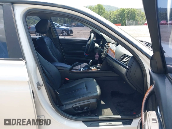 2013 BMW 3 Series 328i xDrive z VIN WBA3B3C56DF532787, wystawiony jako IAAI lot #42680965 z przebiegiem 152 352 mil mil oraz . Historia ofert i sprzedaży dostępna na DreamBid. Obrazek 5.