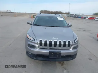 2014 Jeep Cherokee Latitude z VIN 1C4PJMCS8EW230213, wystawiony jako IAAI lot #42011183 z przebiegiem 133 299 mil mil oraz . Historia ofert i sprzedaży dostępna na DreamBid. Obrazek 13.